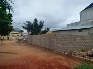 Terrain 1/4 de lot clôturé avec une pièce à vendre à Adetikopé – 4 millions FCFA — photo 2