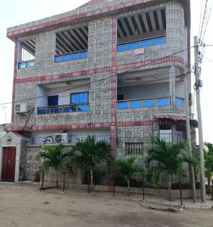 Villa R+2 7 pièces à vendre à Noukafou, 300m du goudron – 120 millions FCFA