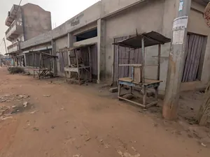 Vente de magasins à Agoè Legbassito Madjikpeto, 2 magasins, 1 lot, bord du goudron – 125 millions FCFA — photo 2