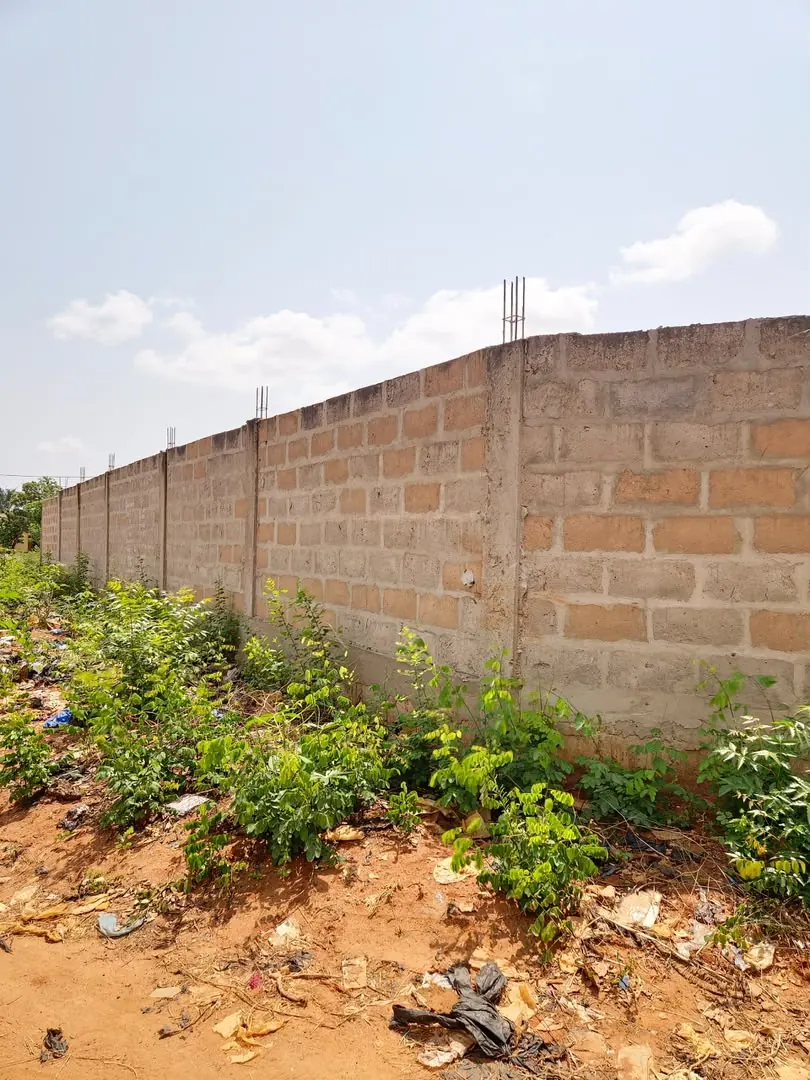 Terrain demi-lot angle de rues à vendre à Agoè Sogbossito Anokui – 18 millions FCFA