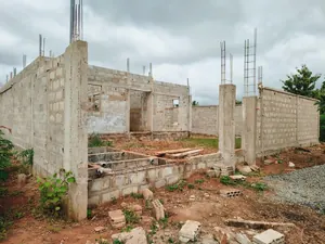Vente d'une villa à Apessito, 2 chambres, 300 m², inachevée – 17 millions FCFA à débattre — photo 2