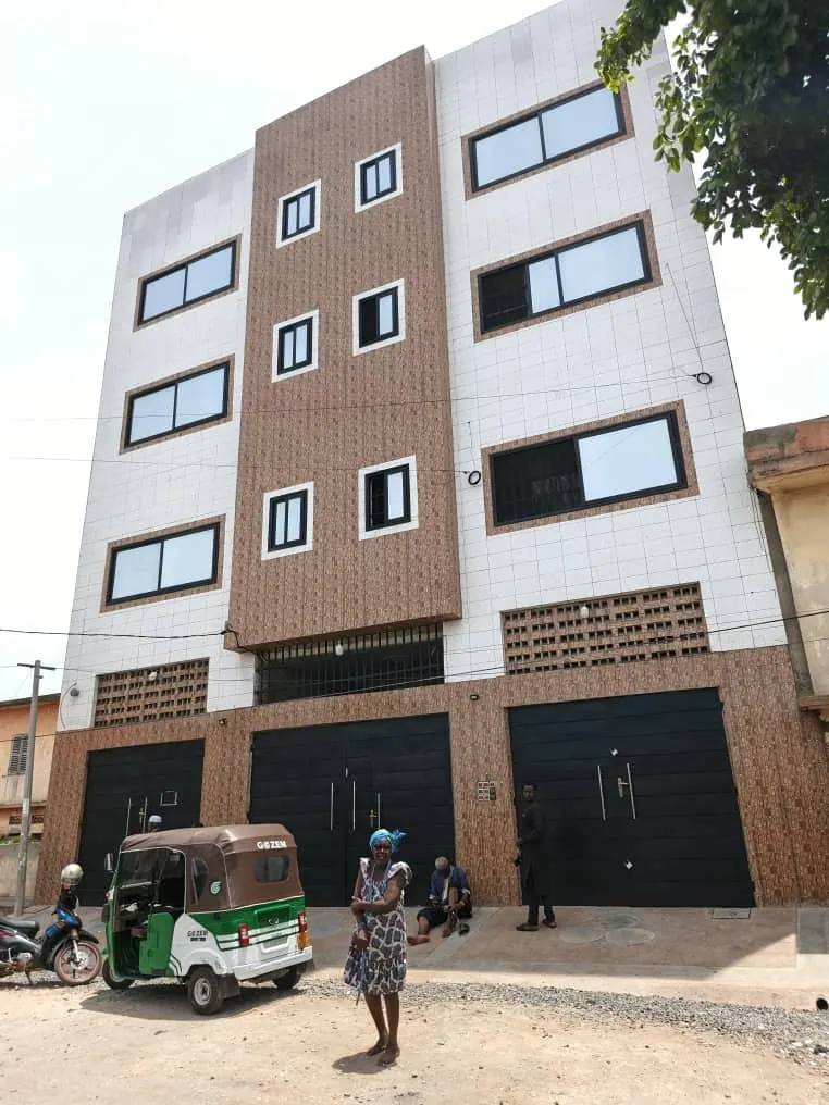 Immeuble R+3 de 4 appartements en vente à Dekon Lom-Nava, bord du goudron – 150 millions FCFA