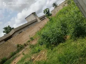 Terrain demi-lot 300 m² en vente en angle de rue à Agoè Sogbossito – 11 millions FCFA — photo 4