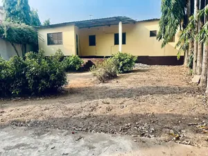 Vente de terrain à Noukafou Super Taco, demi-lot avec construction 3 chambres salon, à 30 m du goudron – 38 millions FCFA à débattre — photo 2