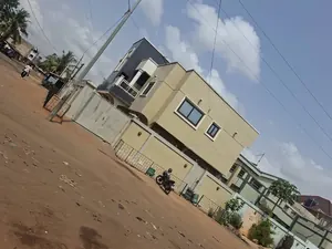 Villa duplex 5 chambres sur demi-lot en angle de rue à vendre à Attiegouvi Dabarakondji – 70 millions FCFA — photo 2