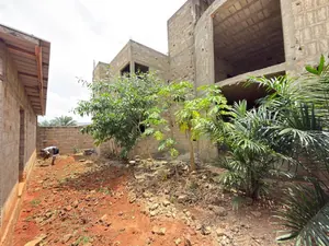 Vente d'une villa à Lankouvi, R+1, 5 chambres, inachevée, sur 1 lot – 60 millions FCFA à débattre — photo 3