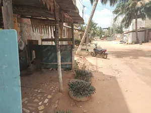 Maison 5 pièces en vente à Léo 2000, à 150 m du goudron – 12 millions FCFA — photo 3