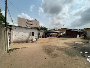 Maison avec studios et boutique en vente au bord du goudron à Tokoin Cassablanca – 120 millions FCFA — photo 5