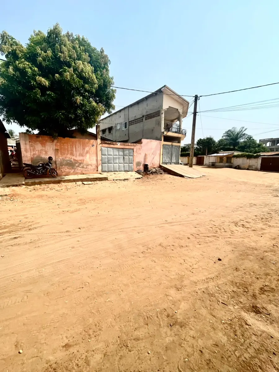 Terrain 1 lot en vente en angle de rue en bordure de goudron à Bè Kpota Agip – 80 millions FCFA