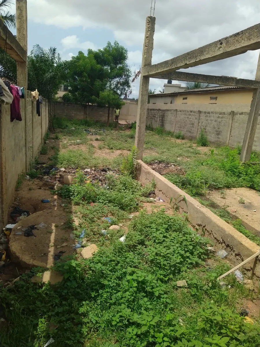 Terrain 300 m² en vente au bord de la voie principale à Agoè Zossimé – 15 millions FCFA