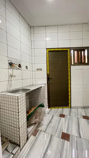 Location d'un appartement à Amadahomé Foyer des Jeunes, 2 pièces, rez-de-chaussée, cour unique – 90 000 FCFA/mois
