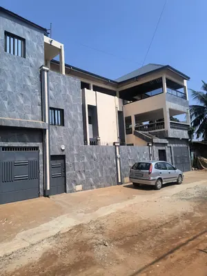 Location d'une villa duplex à Agoè, 7 chambres, 2 lots, proche du goudron – 950 000 FCFA/mois