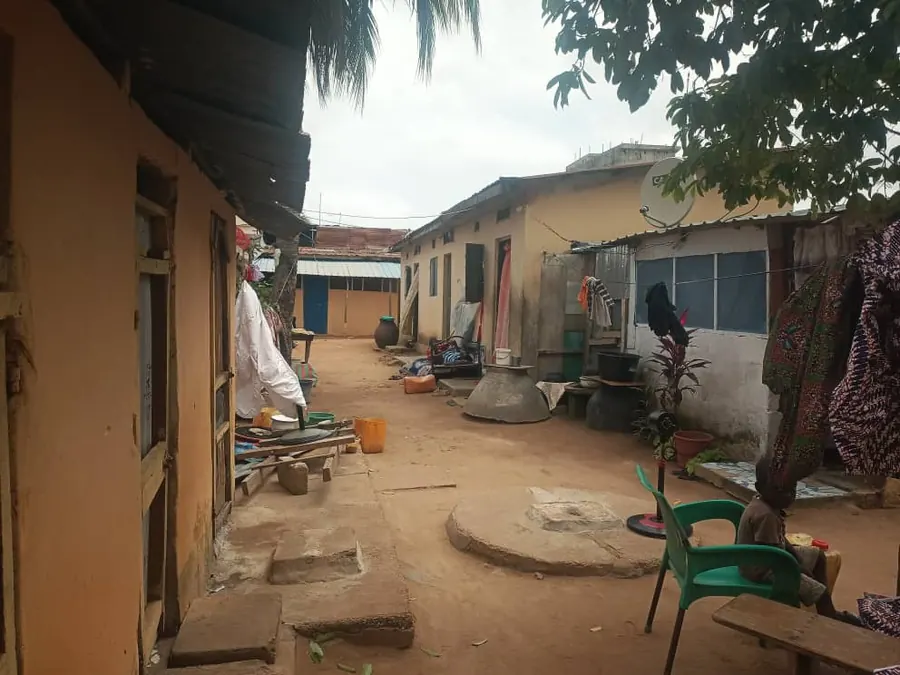 Vente d'une maison à Totsi Gblinkomé Carrefour de l'Amitié, 6 pièces, demi-lot clôturé bâti – 30 millions FCFA à débattre