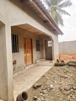 Vente d'une villa inachevée à Sogbossito Catholique, 4 chambres + 2 appartements, 1 lot 600 m², titre foncier – 90 millions FCFA