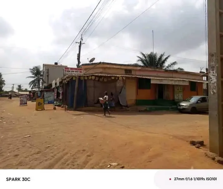 Terrain demi-lot en angle de rue à vendre à Avédji Léo 2000, Lomé – 33 millions FCFA
