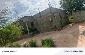 Vente d'une villa à Agoè Legbassito Avinato, 5 chambres, 1 lot (600 m²), en angle de rue, niveau dalle – 40 millions FCFA — photo 1