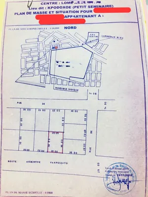 Terrain 1 lot (600 m²) en vente au bord du goudron à Agoè Carrefour Bleu – 95 millions FCFA