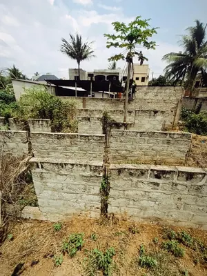 Vente d'un terrain à Agoè Sogbossito, demi-lot (379 m²), construction inachevée, proche du goudron – 17 millions FCFA — photo 3