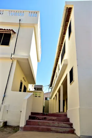 Villa 14 pièces en angle de rue en bordure du goudron à Kpogan – 900 m² – 200 millions FCFA — photo 4