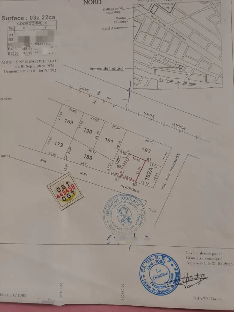 Terrain demi-lot de 300 m² en vente à Avénou Adjinamoto, proche du goudron – 30 millions FCFA