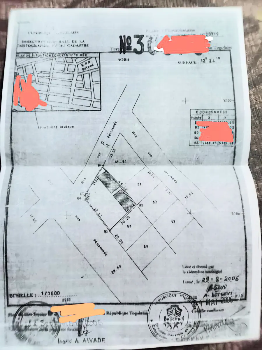 Vente de terrain à Djidjolé Obut, 2 lots en angle de rue, bord du goudron – à partir de 80 millions FCFA