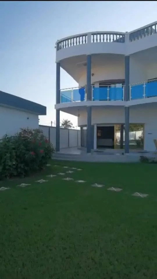 Villa duplex 15 pièces à vendre à Baguida Monument, côté plage – 650 millions FCFA