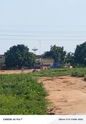Vente d'un terrain à Agoè Carrefour Commando, demi-lot carré, angle de rue, bord de voie de 50m – 25 millions FCFA