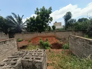 Vente d'un terrain à Agoè Sogbossito, demi-lot (379 m²), construction inachevée, proche du goudron – 17 millions FCFA — photo 2