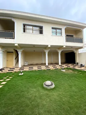Location d'une villa duplex à N'Kafou, 5 chambres, avec jardin, climatisée – 650 000 FCFA/mois