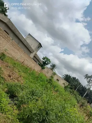 Terrain demi-lot 300 m² en vente en angle de rue à Agoè Sogbossito – 11 millions FCFA — photo 1
