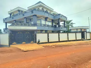 Villa 18 chambres 450 m² en vente en plein centre-ville de Sotouboua – 55 millions FCFA