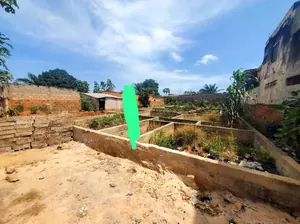 Vente d'un terrain à Agoè Assiyeye, 1 lot (667 m²), semi-clôturé avec fondation, proche de la nationale N1 – à partir de 35 millions FCFA — photo 1