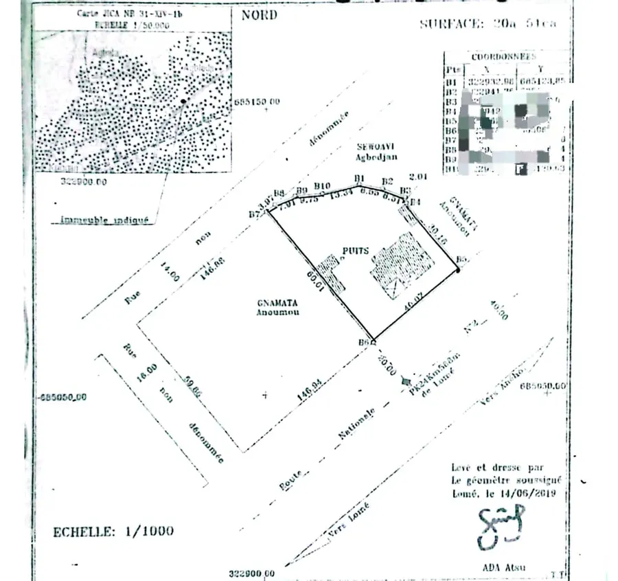 Terrain avec villa inachevée 3 chambres sur 2 lots en vente en bordure de goudron à Agbata – 90 millions FCFA