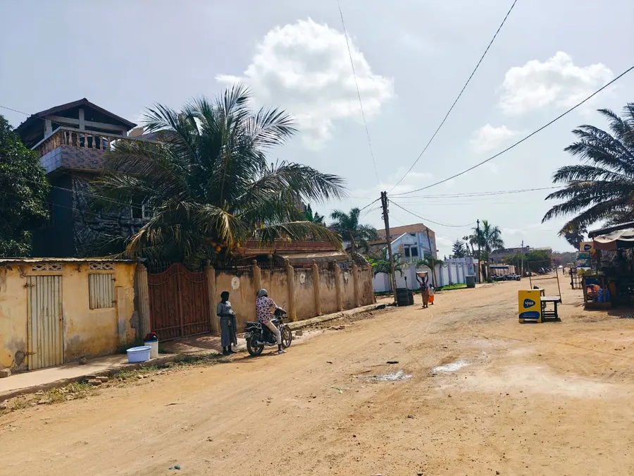 Terrain demi-lot en vente à Kégué, à 200m du goudron – 25 millions FCFA