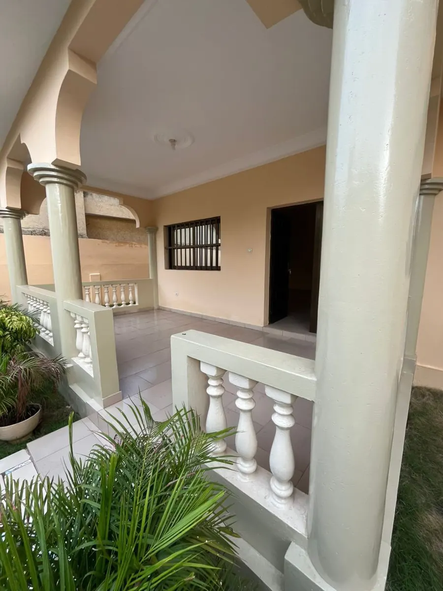 Villa duplex 6 chambres à louer à Djidjolé, proche du goudron – 550 000 FCFA/mois