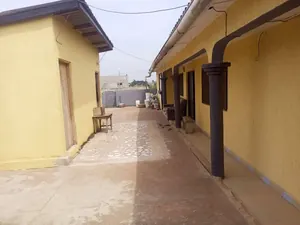 Villa 12 chambres 600 m² en vente à Agoè Togblékopé – 65 millions FCFA — photo 2