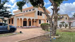 Villa 6 pièces sur 2 lots à vendre à la Cité OUA – 1 milliard FCFA — photo 3