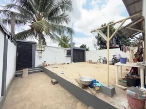 Vente d'une maison à Zanguera Dangbéssito, demi-lot 300 m², 3 appartements de 2 pièces, proche du goudron – 27 millions FCFA — photo 7