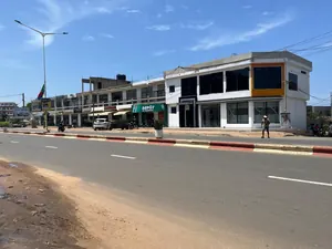 Maison sur demi-lot en vente en angle de rue à 80 m du goudron à Tokoin Super Taco – 38 millions FCFA
