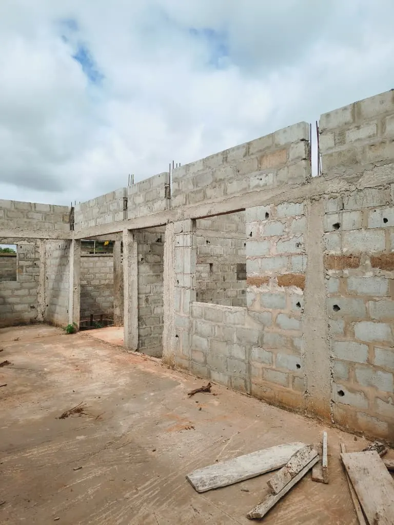 Vente d'une villa à Apessito, 2 chambres, 300 m², inachevée – 17 millions FCFA à débattre