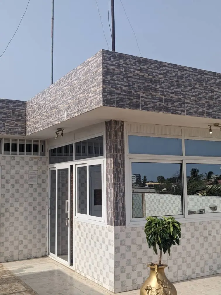 Villa 8 pièces R+2 en vente au bord des pavés à Totsi – 250 millions FCFA | Titre foncier