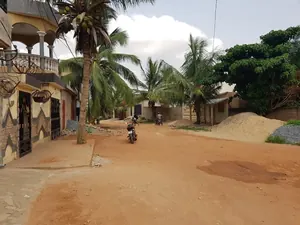 Terrain demi-lot en vente en angle de rue à Légbassito Madjikpeto – 12 500 000 FCFA